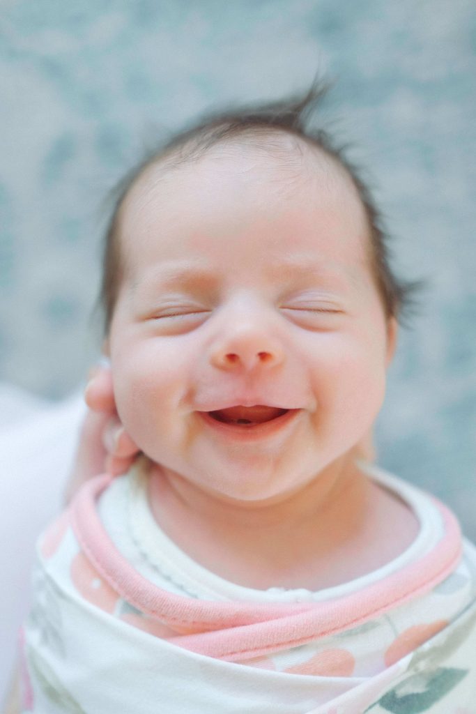 Žindymo kursai, mokymai - kūdikis šypsosi